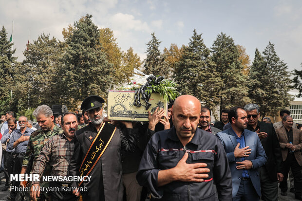 تہران کی بین الاقوامی نمائش میں گمنام شہداء کی تشییع جنازہ