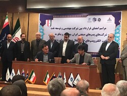 PEDEC Managing Director Touraj Dehqani (R) and Managing Director of PETCO Baqer Tajrishi signing contract documents in Tehran on Monday