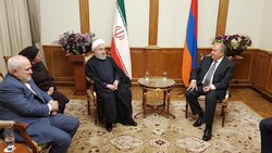 Pres. Rouhani arrives in Yerevan, meets with Armenian president