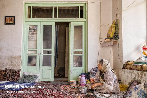 آغا بیگم علاقه زیادی به نوشیدنی چای دارد و شاید بتوان بساط چای را همدم جدانشدنی او دانست