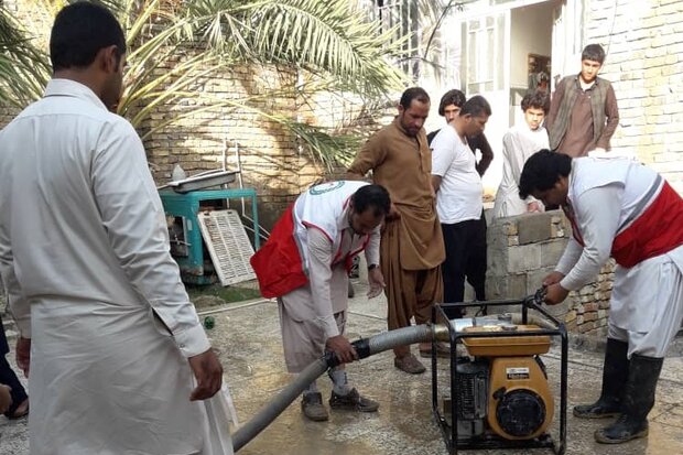 اهدای هدفمند 1350 بسته غذایی و پتو به سیلزدگان