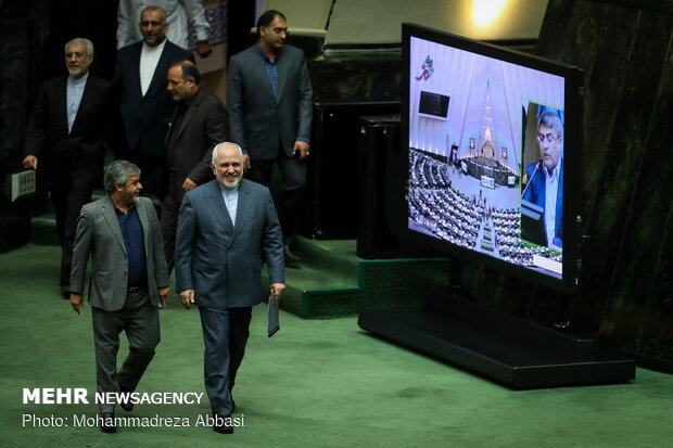 الجلسة العلنية للبرلمان الايراني بحضور ظريف