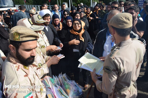 Guards see off foreign Arbaeen pilgrims at Astara border 