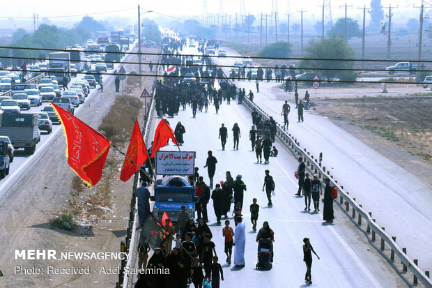 اہواز سے جذابہ سرحد کی طرف اربعین کے زائرین کا پیدل مارچ