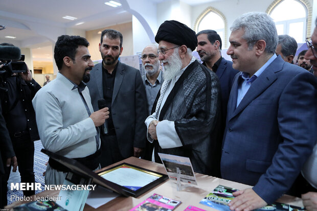 Leader's visit to exhibition of knowledge-based firms