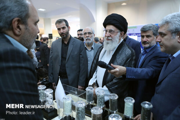 Leader's visit to exhibition of knowledge-based firms