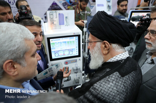 Leader's visit to exhibition of knowledge-based firms