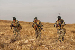 مناورات عسكرية فجائية للقوات البرية التابعة للجيش الإيراني شمال غرب إيران /صور