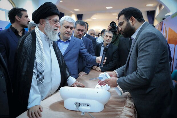 Leader visits exhibition on knowledge-based companies 
