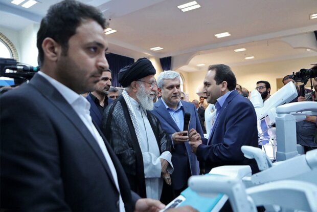 Leader visits exhibition on knowledge-based companies 
