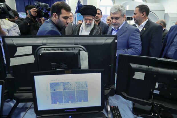 Leader visits exhibition on knowledge-based companies 