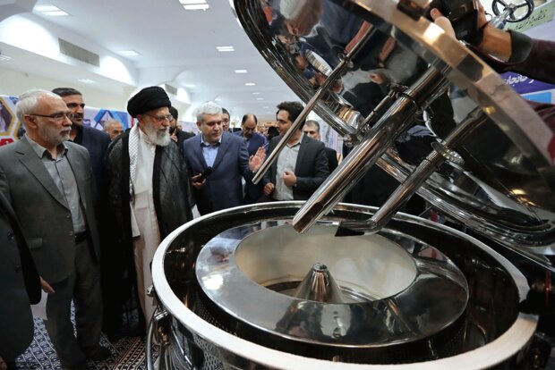 Leader visits exhibition on knowledge-based companies 