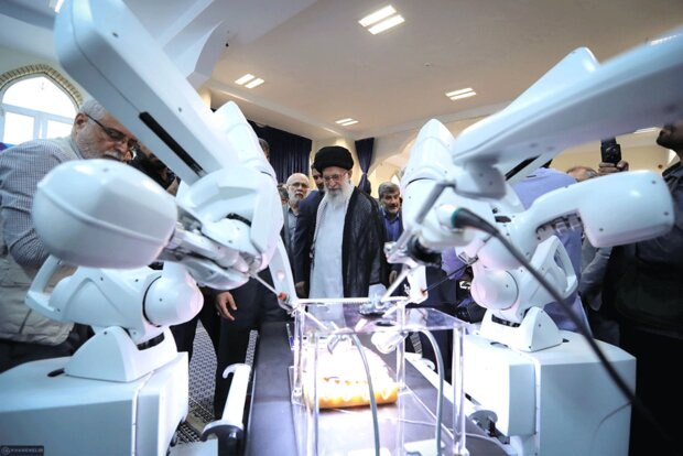 Leader visits exhibition on knowledge-based companies 