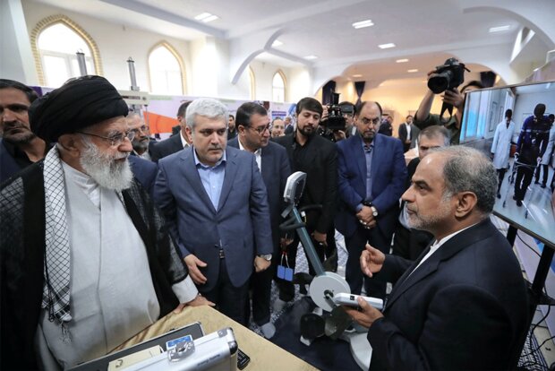 Leader visits exhibition on knowledge-based companies 