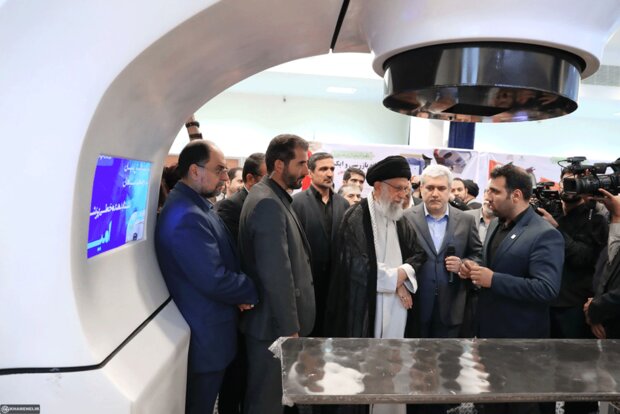 Leader visits exhibition on knowledge-based companies 