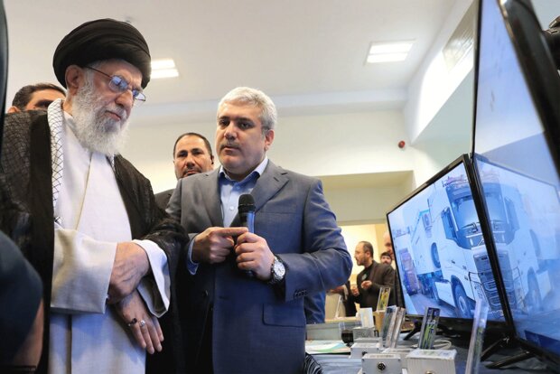 Leader visits exhibition on knowledge-based companies 