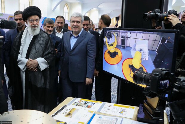 Leader visits exhibition on knowledge-based companies 