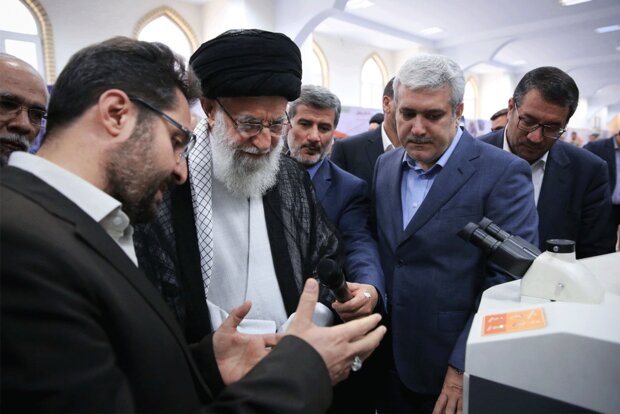 Leader visits exhibition on knowledge-based companies 