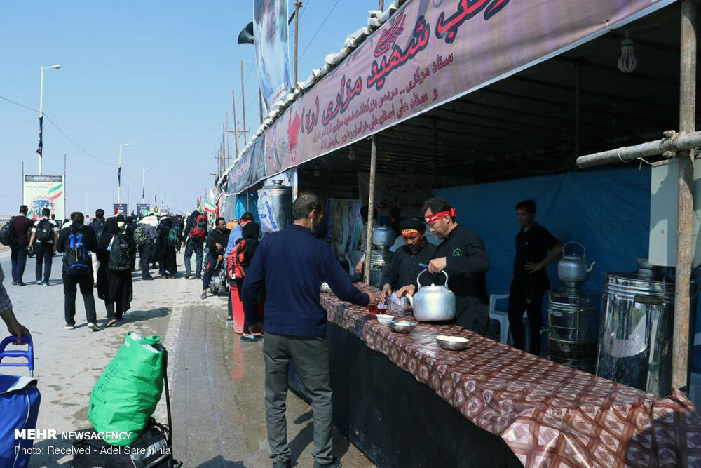 ۳۲ موکب مردمی در مرزهای خوزستان به زوار خدمت‌رسانی می‌کنند
