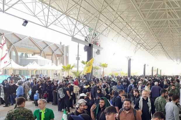حجم عظیم جمعیت زوار اربعین در پایانه مرزی مهران