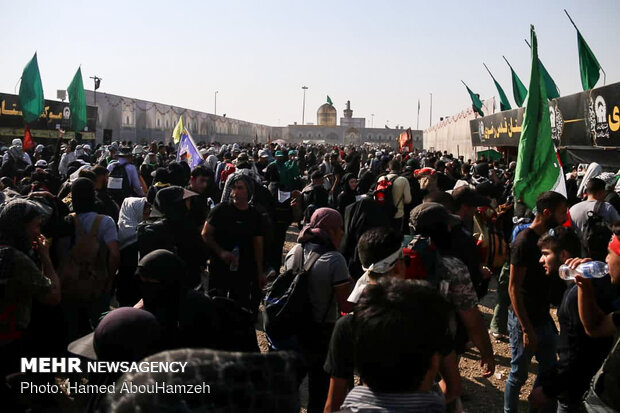حشود زوار الإمام الحسين على حدود مهران