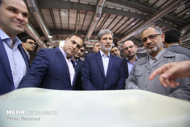 بازدید امیر حاتمی وزیر دفاع و پشتیبانی نیروهای مسلح از نمایشگاه نانو