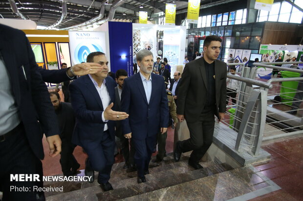 بازدید امیر حاتمی وزیر دفاع و پشتیبانی نیروهای مسلح از نمایشگاه نانو