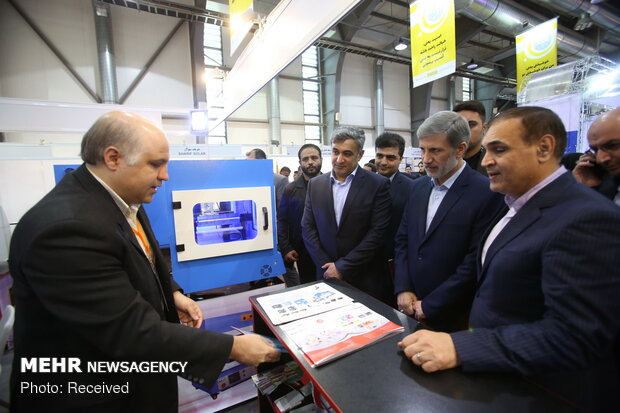 Defense min. pays visit to 12th Intl. Nano expo in Tehran