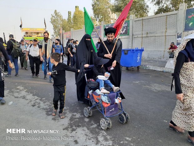 حاشیه هایی از حضور زائران اربعین در مرز مهران