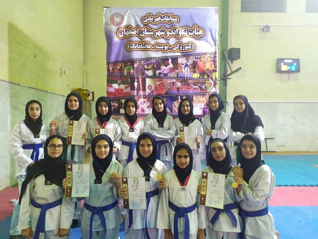 تیم تکواندو بانوان اردستان در مسابقات قهرمانی اصفهان درخشیدند