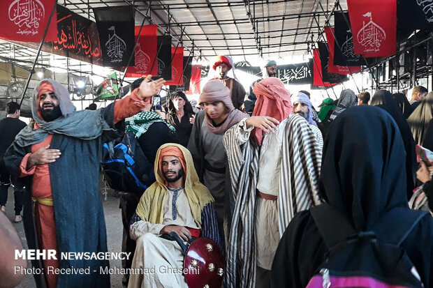 زوار الإمام الحسين(ع) في طريقهم إلى كربلاء