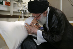 صور من زيارة قائد الثورة الاسلامية لآية الله مكارم شيرازي / صور