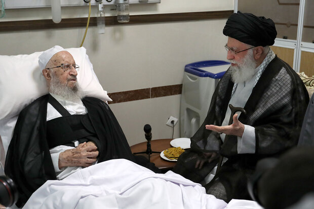 قائد الثورة الاسلامية يتفقد المرجع الديني مكارم شيرازي في المشفى