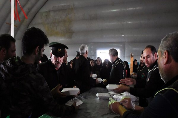پذیرایی 24 ساعته خادمان آستان قدس از زائران اربعین ‌در مرز شلمچه