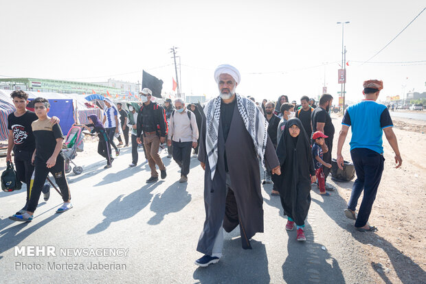Pilgrims' walk to Karbala