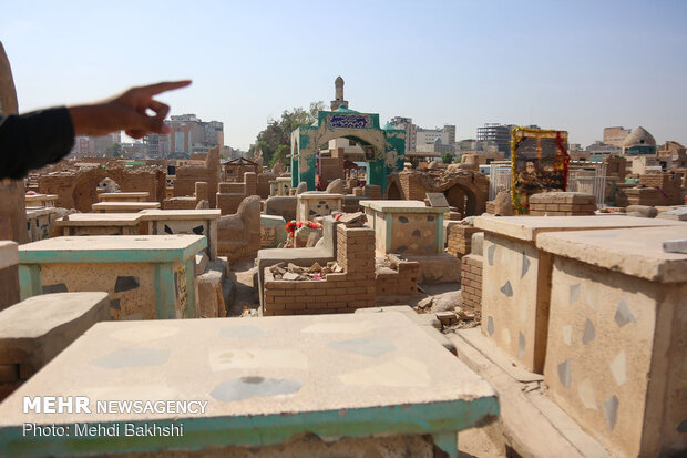 Arbaeen Pilgrims in Wadi-us-Salaam Cemetery 