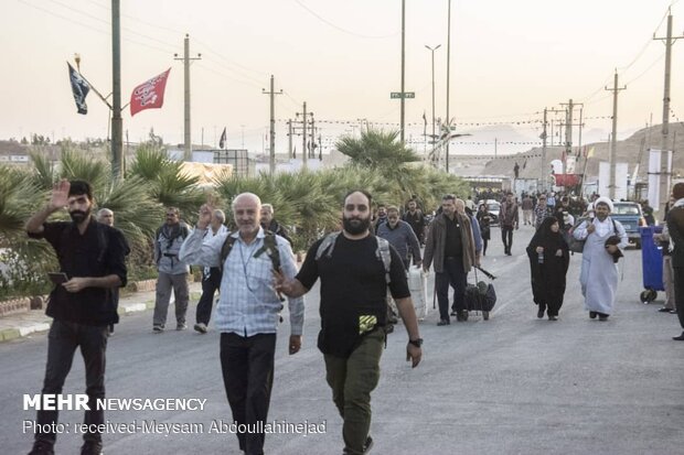 Khosravi border crossing Arbaeen pilgrims