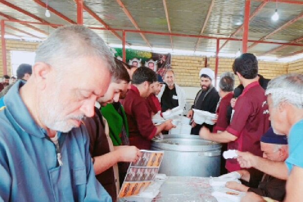 خدمات دهی موکب آستان مقدس امامزادگان در مرز مهران ادامه دارد