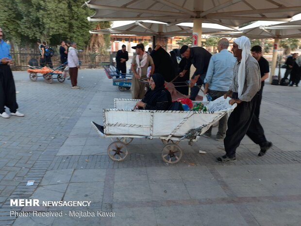 خدمات چرخی ها به زائران اربعین