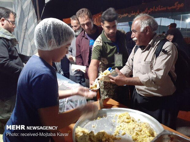 پذیرایی از زائران اربعین در موکب های مرز مهران