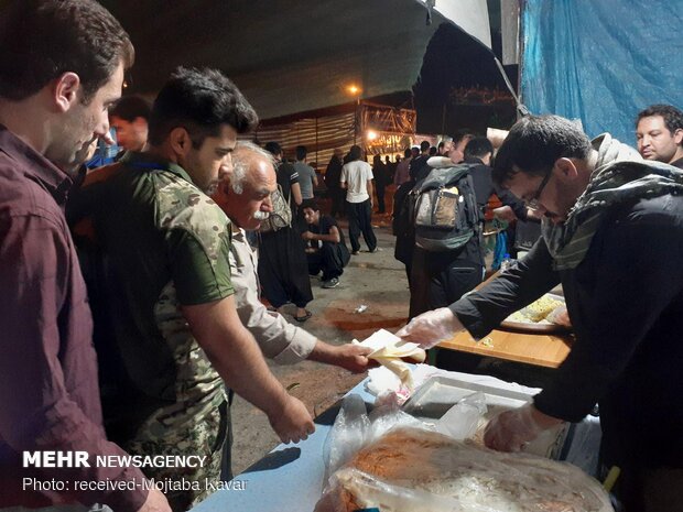 پذیرایی از زائران اربعین در موکب های مرز مهران