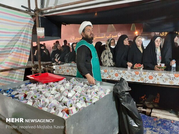 پذیرایی از زائران اربعین در موکب های مرز مهران