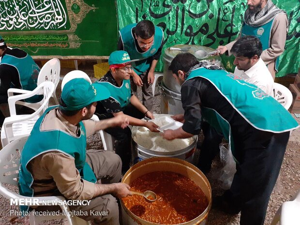 پذیرایی از زائران اربعین در موکب های مرز مهران