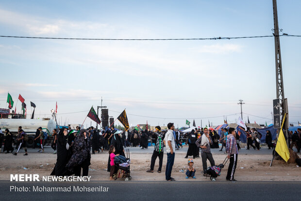 Arbaeen Pilgrims walking towards Karbala 