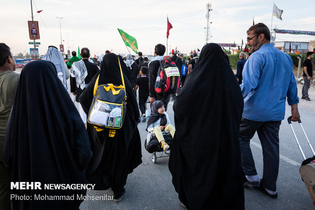 Arbaeen Pilgrims walking towards Karbala 