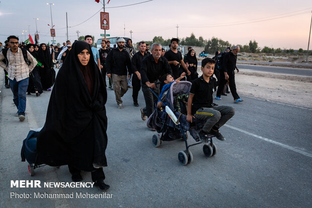 Arbaeen Pilgrims walking towards Karbala 