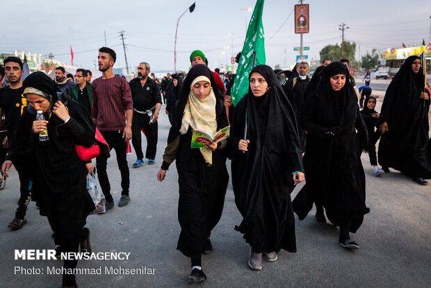 Arbaeen Pilgrims walking towards Karbala 