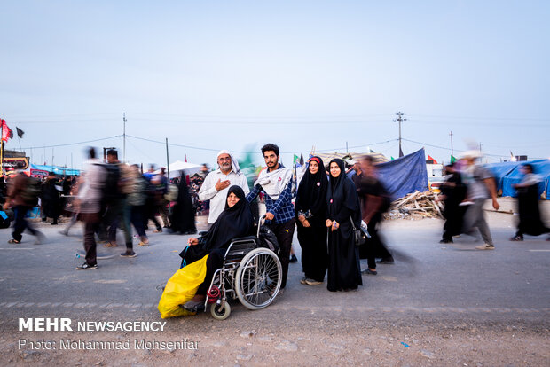 Arbaeen Pilgrims walking towards Karbala 