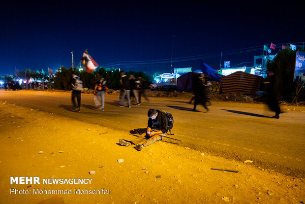 Arbaeen Pilgrims walking towards Karbala 