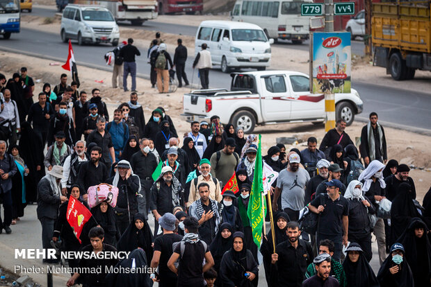 Arbaeen Pilgrims walking towards Karbala 